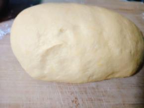 将面团拿出，均匀的揉一揉进行排气；