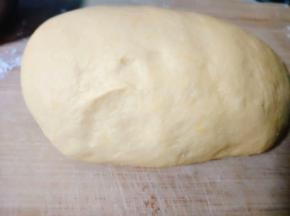 将面团拿出，均匀的揉一揉进行排气；