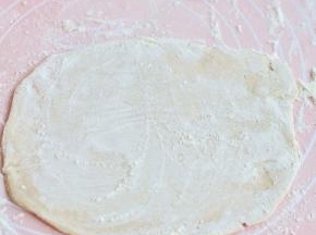 飞饼皮表面撒上面粉，静置自然解冻，至面皮变软。