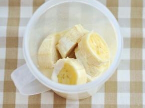 香蕉切块，加入淡奶油，用料理机打成糊状。