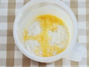 加入椰蓉和蛋液，搅拌均匀。