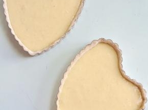 将馅料填入派皮上，放入烤箱中层，170度烘烤20分钟。