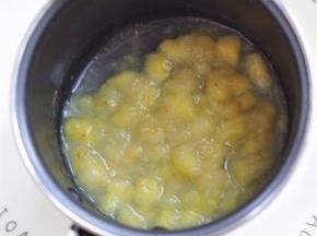 将半根香蕉切丁，加入糖，加热至顶料变得粘稠，最后浇在烤好的派上面。