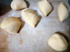 然后切成均匀的剂子，再一个一个揉一揉；