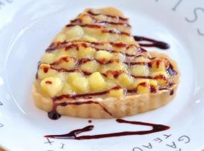 表面挤上巧克力酱。