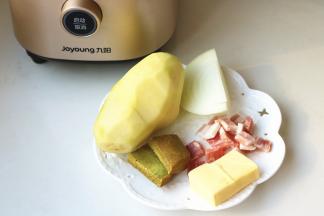 准备好食材，土豆去皮，培根切小片。