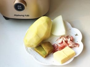 准备好食材，土豆去皮，培根切小片。