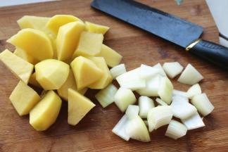 土豆切块，洋葱切块，随便大小就行。