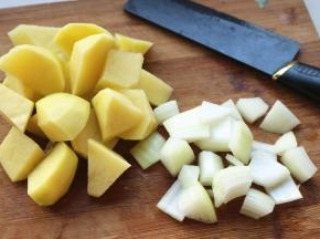 土豆切块，洋葱切块，随便大小就行。
