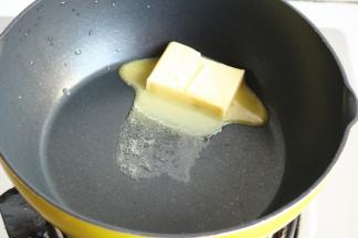平底锅放入黄油，小火融化。