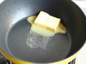 平底锅放入黄油，小火融化。