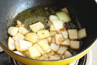 放入洋葱片煸香。