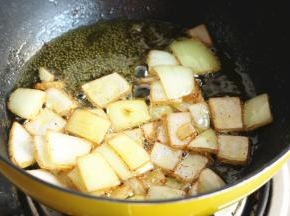 放入洋葱片煸香。