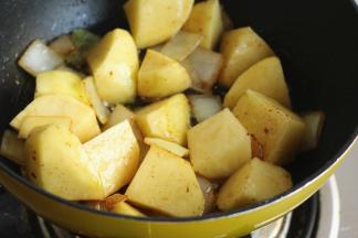 土豆块也煎一下，至表面金黄。