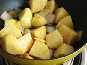 土豆块也煎一下，至表面金黄。