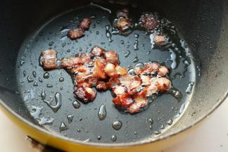 培根煎到焦香的状态。