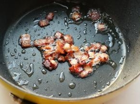 培根煎到焦香的状态。