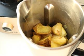 把煎过的土豆块、洋葱块、培根以及咖喱放入破壁调理机的不锈钢搅拌杯内。