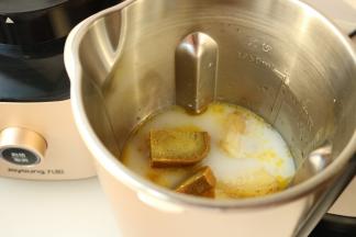 加入牛奶和水到1200毫升的位置。