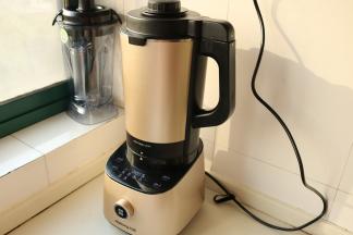 盖上杯盖，旋转到位后将杯体放在底座上。破壁调理机通电，如果在机器上直接操作，选择“浓汤”键，进行启动即可，制作30分钟时间； 如果在手机APP端，则选择“土豆咖喱浓汤”直接进行启动即可，制作30分钟时间。