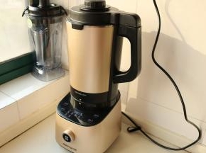 盖上杯盖，旋转到位后将杯体放在底座上。破壁调理机通电，如果在机器上直接操作，选择“浓汤”键，进行启动即可，制作30分钟时间； 如果在手机APP端，则选择“土豆咖喱浓汤”直接进行启动即可，制作30分钟时间。