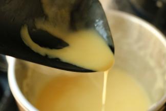 程序结束，机器会发出滴滴的提示声，APP也会有消息提醒。打开破壁调理机盖子时要小心蒸气烫伤。做好的咖喱浓汤，加一些现磨黑胡椒碎调味。