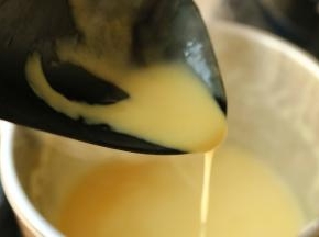 程序结束，机器会发出滴滴的提示声，APP也会有消息提醒。打开破壁调理机盖子时要小心蒸气烫伤。做好的咖喱浓汤，加一些现磨黑胡椒碎调味。