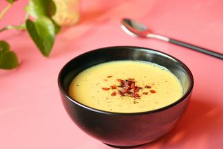 表面撒上煎香的培根片和黑胡椒装饰一下。