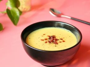 表面撒上煎香的培根片和黑胡椒装饰一下。