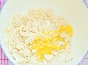 筛入低粉，戴上一次性手套，将粉与黄油混合揉匀，加入蛋液。