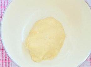 将面团揉成团状，放入冰箱冷藏一小时。