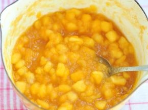 黄油融化后加入苹果丁，放入柠檬汁，加入45克糖，继续加热至苹果变软糖融化，离火晾凉。