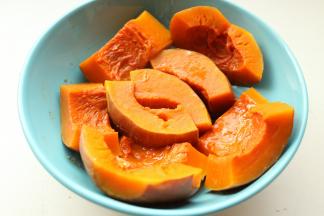 南瓜切块，蒸熟。