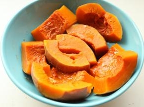 南瓜切块，蒸熟。