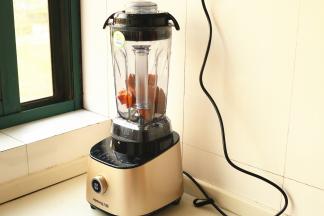 蒸熟的南瓜块放进破壁调理机的tritan搅拌杯里，盖好盖子后将杯体放在底座上。破壁调理机通电，如果在机器上直接操作，选择“果汁”键，进行启动即可，制作1分钟56秒时间； 如果在手机APP端，则选择“南瓜糊”直接进行启动即可，制作1分钟56秒时间。