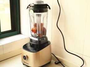 蒸熟的南瓜块放进破壁调理机的tritan搅拌杯里，盖好盖子后将杯体放在底座上。破壁调理机通电，如果在机器上直接操作，选择“果汁”键，进行启动即可，制作1分钟56秒时间； 如果在手机APP端，则选择“南瓜糊”直接进行启动即可，制作1分钟56秒时间。