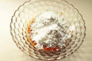 取160克南瓜泥，加入糯米粉、澄粉和白糖。