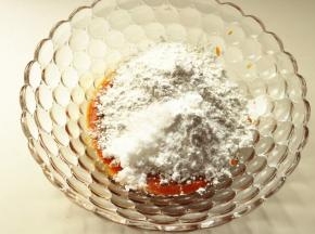 取160克南瓜泥，加入糯米粉、澄粉和白糖。