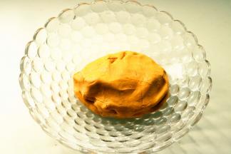 揉成南瓜糯米面团。