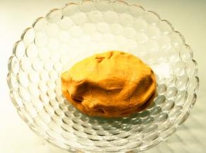 揉成南瓜糯米面团。