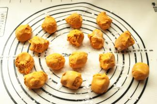 揉好的面团分成16个，每份大约22克。