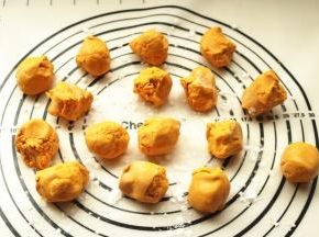 揉好的面团分成16个，每份大约22克。