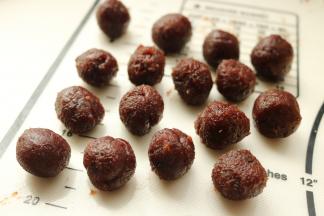 再分16个8克的豆沙馅。