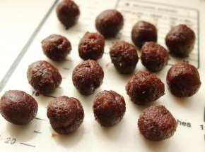 再分16个8克的豆沙馅。