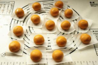 全部包好的糯米圆子，放在烘焙纸上，这时候就可以蒸制了。