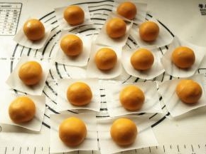 全部包好的糯米圆子，放在烘焙纸上，这时候就可以蒸制了。