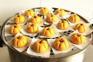 连烘焙纸一起移到蒸锅内，蒸锅底部加足水，盖上盖子，大火烧开后，蒸10分钟即可。