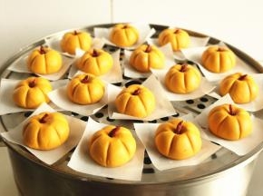 连烘焙纸一起移到蒸锅内，蒸锅底部加足水，盖上盖子，大火烧开后，蒸10分钟即可。