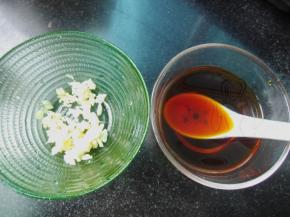 蒜切碎；将料酒，酱油，白醋，白糖加清水调成糖醋汁