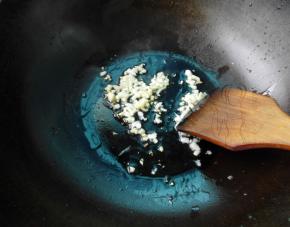 热油锅，加入蒜末爆香
